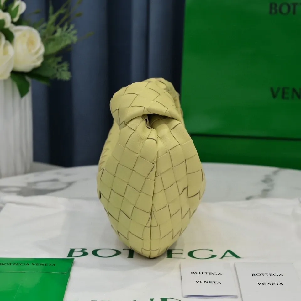 Batch 1120 BV Bottega Veneta's new early spring women's MINI JODIE handbag BV bag 🔥The new method is based on the original rounded corners, knotted with classic woven leather round hobo bag, The most iconic triangular pull-out design, using sheepskin draped soft shape, is super suitable for concave shapes~ Jodie feels really gentle to people, and is definitely the best item for daily matching. It has the same weave, new elements and twists, is compact and versatile, and is the new favorite of street style Internet celebrities! Dimensions: 23x28x8 Model: 6699-1